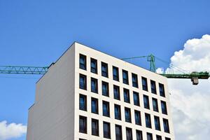 Résidentiel bâtiment sur ciel Contexte. façade de une moderne logement construction avec de balcons. photo