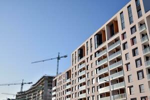 Résidentiel bâtiment sur ciel Contexte. façade de une moderne logement construction avec de balcons. photo