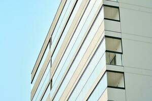 Résidentiel bâtiment sur ciel Contexte. façade de une moderne logement construction avec de balcons. photo