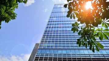 moderne verre silhouettes sur moderne bâtiment. photo