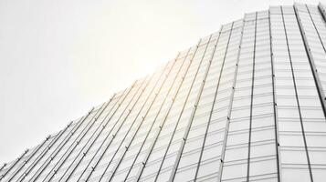 verre moderne bâtiment avec bleu ciel Contexte. vue et architecture détails. Urbain abstrait - les fenêtres de verre Bureau bâtiment dans lumière du soleil journée. noir et blanche. photo