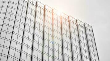 verre moderne bâtiment avec bleu ciel Contexte. vue et architecture détails. Urbain abstrait - les fenêtres de verre Bureau bâtiment dans lumière du soleil journée. noir et blanche. photo