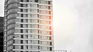 verre moderne bâtiment avec bleu ciel Contexte. vue et architecture détails. Urbain abstrait - les fenêtres de verre Bureau bâtiment dans lumière du soleil journée. noir et blanche. photo