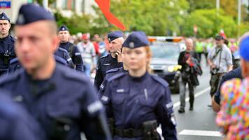 Varsovie, Pologne. 1 octobre 2023. Mars de une million cœurs. police unités sécuriser opposition manifestations. photo