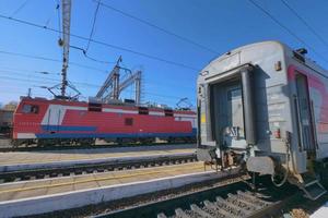Vue de la plate-forme de la voie ferrée transsibérienne et ciel bleu, Russie photo