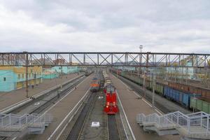 Vue de la plate-forme de la voie ferrée transsibérienne et ciel nuageux, Russie photo