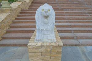 statue de lion en pierre dans le temple, ulan ude russie photo