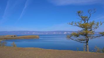 île du lac baïkal olkhon par une journée ensoleillée, irkutsk russie photo