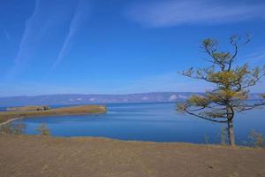 île du lac baïkal olkhon par une journée ensoleillée, irkutsk russie photo