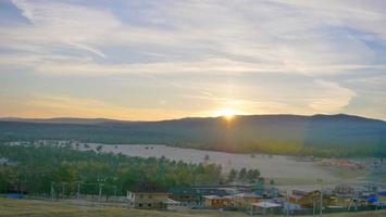 lever du soleil vue sur le ciel depuis la colline sur l'île d'olkhon en russie