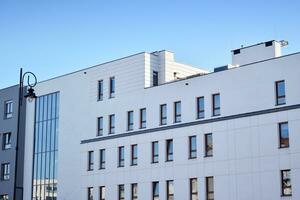 paysage urbain avec façade de une moderne Résidentiel bâtiment. moderne européen Résidentiel appartement bâtiment. photo