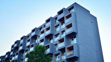 paysage urbain avec façade de une moderne Résidentiel bâtiment. moderne européen Résidentiel appartement bâtiment. photo