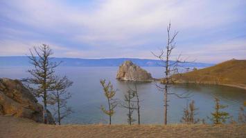 île du lac baïkal olkhon par une journée ensoleillée, irkutsk russie photo