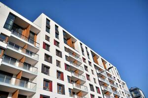 extérieur de une moderne à plusieurs étages appartement bâtiment - façade, les fenêtres et balcons. photo