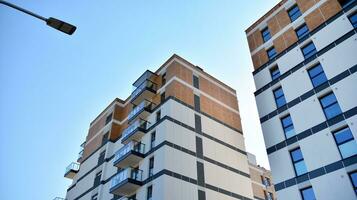 extérieur de une moderne à plusieurs étages appartement bâtiment - façade, les fenêtres et balcons. photo