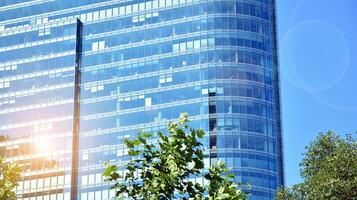 verre bâtiment avec transparent façade de le bâtiment et bleu ciel. de construction verre mur reflétant bleu ciel. abstrait moderne architecture fragment. contemporain architectural Contexte. photo