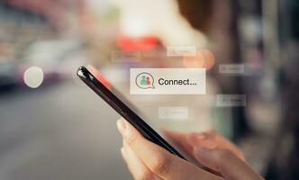 mains en portant téléphone intelligent avec en utilisant une application relier à gens sur mobile, dactylographie message et commentaire à communiquer. photo