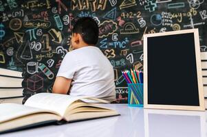 enfant s'asseoir avec le dos dans la salle de classe photo