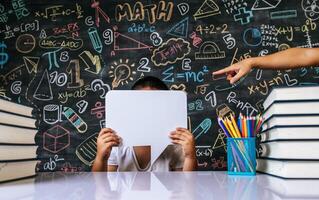 enfant agissant avec bulle de dialogue en classe photo