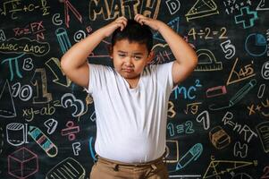 enfant debout et agissant dans la salle de classe photo