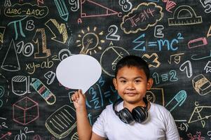 enfant agissant avec bulle de dialogue en classe photo