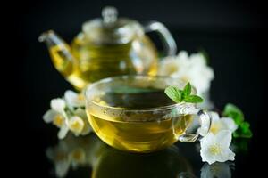 composition avec tasse de jasmin thé et fleurs photo