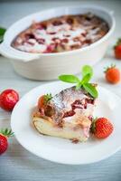 sucré chalet fromage casserole avec fraise remplissage photo