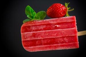 cuit fait maison fraise la glace crème sur une bâton photo