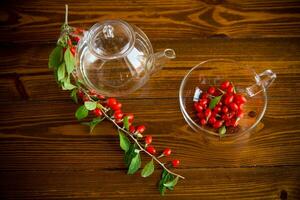 branche avec mûr rouge goji baie sur en bois table photo