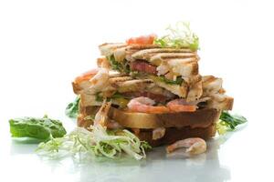 sandwich avec salade et crevette. photo