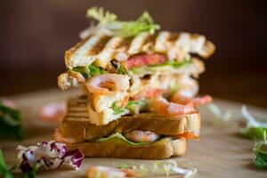 sandwich avec salade et crevette. photo