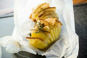 cuit patates farci avec saindoux dans cuisson papier. photo