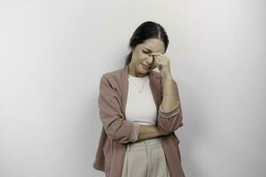 une triste asiatique femme employé porte cardigan, regards stressé et déprimé, isolé blanc Contexte. photo