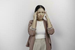 une triste asiatique femme employé porte cardigan, regards stressé et déprimé, isolé blanc Contexte. photo