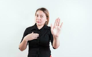 Jeune femme rejetant avec le paume de main isolé. gens faire des gestes Arrêtez isolé. Latin fille faire des gestes Arrêtez avec paume main isolé photo