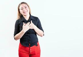 reconnaissant Jeune femme avec mains sur poitrine. reconnaissant adolescent fille souriant avec mains sur poitrine isolé. positif Latin fille avec mains sur poitrine photo