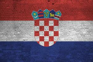 Croatie drapeau représenté dans peindre couleurs sur vieux brique mur. texturé bannière sur gros brique mur maçonnerie Contexte photo