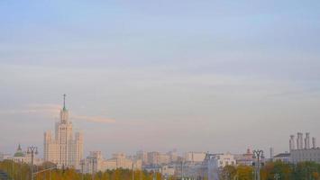 Vue de paysage de ville de ciel pastel élégant à moscou en russie photo