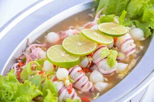 salade de calamars épicés sur fond blanc. photo