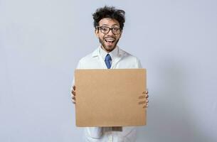 une scientifique dans une blanc manteau est en portant et montrant une Vide presse-papiers. scientifique montrant et montrer du doigt à une Vide presse-papiers, professeur dans blanc manteau en portant et montrant une Vide presse-papiers isolé photo