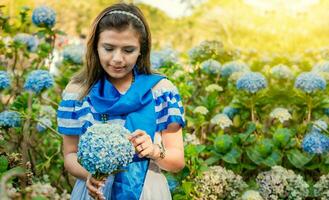 nicaraguayen fille dans traditionnel populaire costume en portant fleurs dans une garderie. magnifique nicaraguayen femme dans nationale populaire costume en portant fleurs dans une garderie. nicaraguayen populaire costume photo