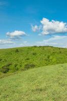 saleté route à le collines, image de une saleté route à le collines avec des nuages dans le Contexte photo