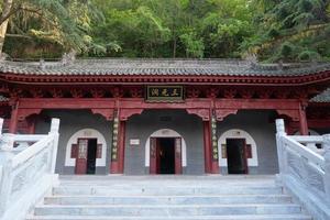 architecture du temple des grottes des trois dieux à li shan, xian chine
