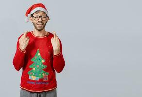 gars avec Noël chapeau fabrication une souhait sur isolé arrière-plan, optimiste homme dans Noël vêtements fabrication une souhait, Beau homme dans Noël chapeau fabrication une souhait sur blanc Contexte photo