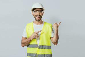 construction ingénieur avec gilet montrer du doigt à un publicité. ingénieur homme montrer du doigt à côté. constructeur ingénieur montrer du doigt doigt à le droite isolé, portrait de ingénieur homme montrer du doigt de côté photo