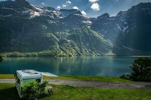RV campeur van camping suivant à scénique lovatnet Lac dans Norvège photo