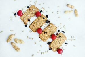 granola biscuits avec raisins secs, cerises et graines. en bonne santé sucré dessert. en bonne santé et en bonne santé aliments. fait maison nourriture, cuisine à maison. photo