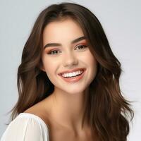 magnifique Jeune femme fille avec une Blanc comme neige sourire pour La publicité photo