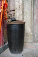 cuve et louche devant un temple à tianshui wushan, gansu chine photo