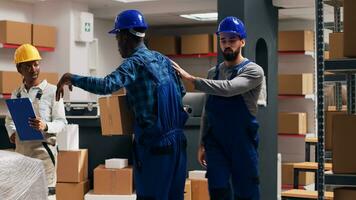 Multi-éthnique groupe de des employés travail avec des produits dans paquets, Planification expédition pour des biens distribution. Hommes et femmes à la recherche à papier carton des boites rempli avec marchandise. trépied tir. photo